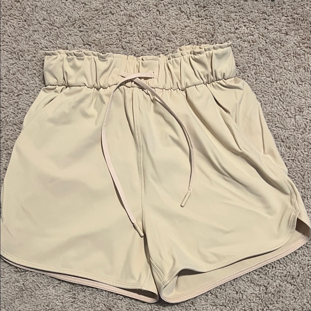 Lululemon athletica high rise stretch Shorts 3.5”